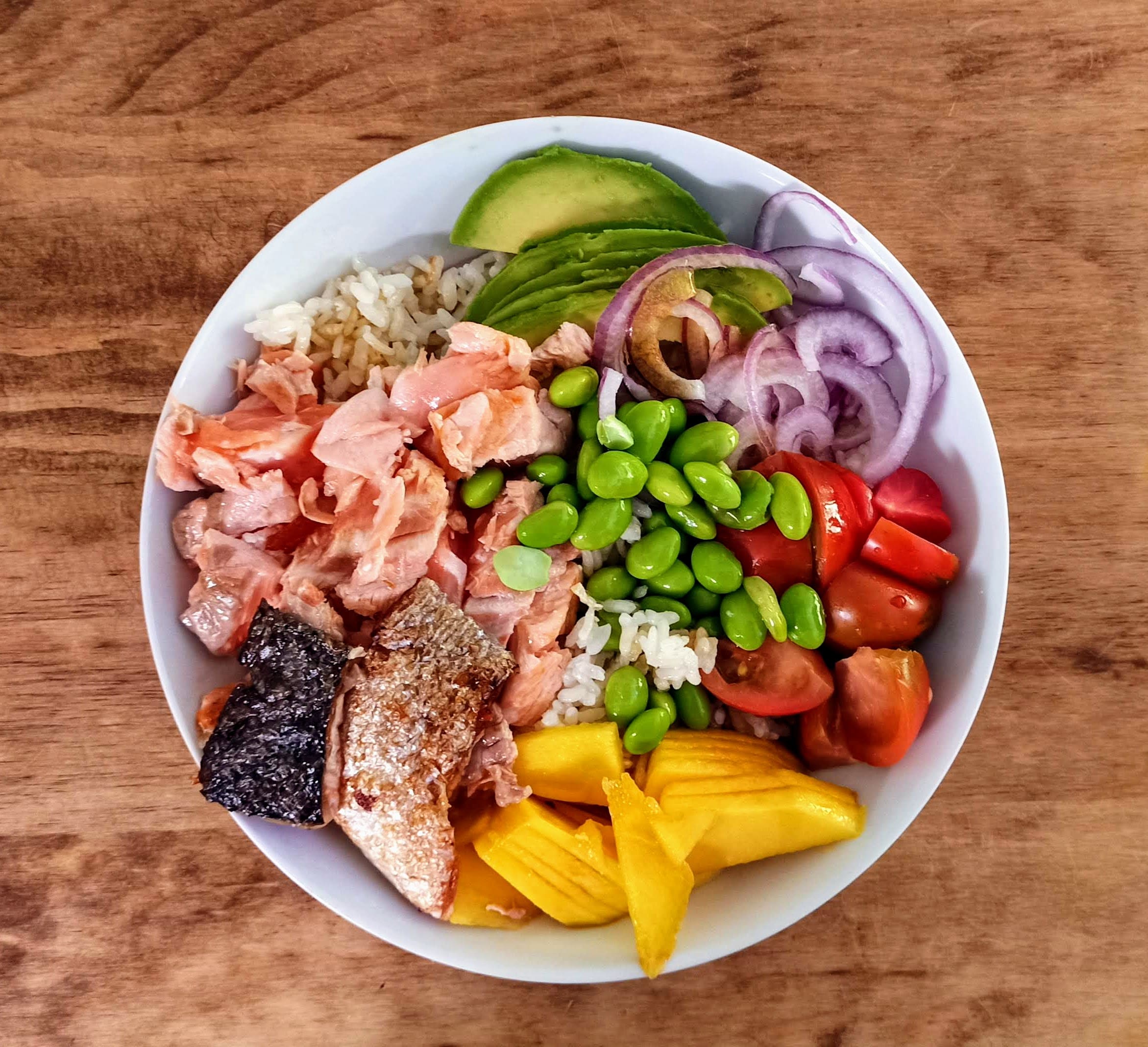 Poké con salmón y edamame